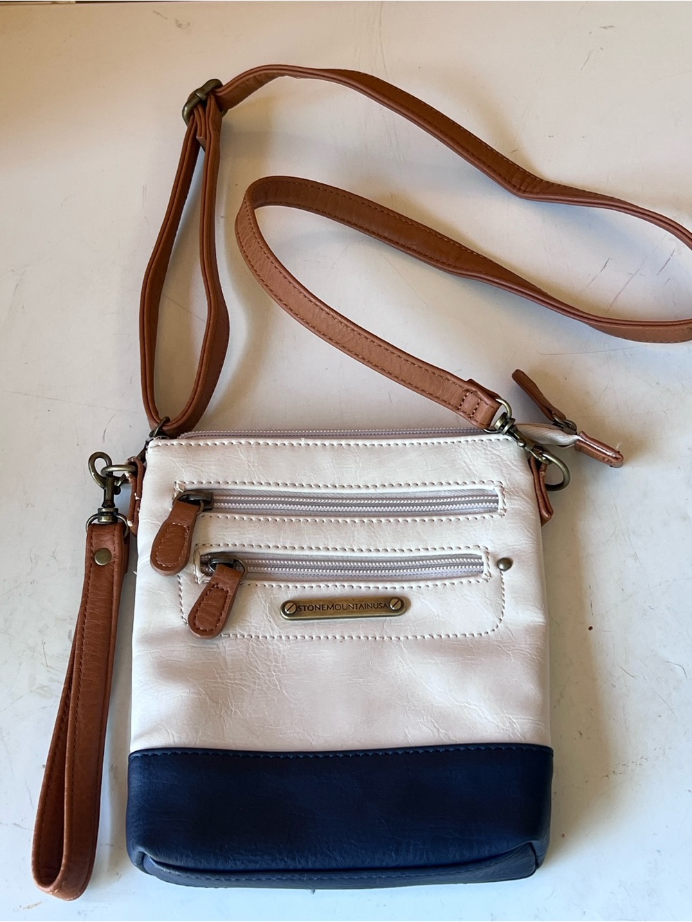 Stone Mountain USA 100% Leather Two-Tone Crossbody Bag in Cream and Navy
